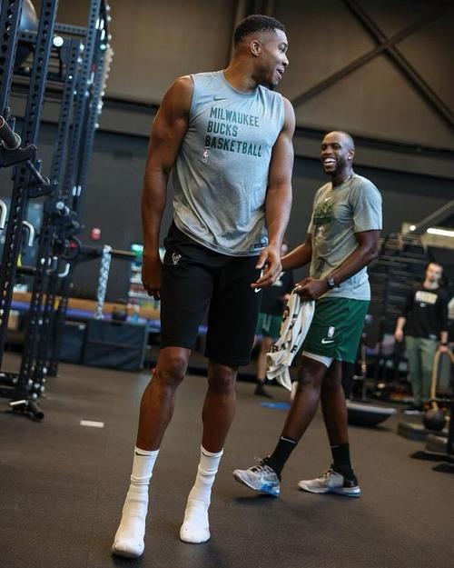 以宽度拉扯